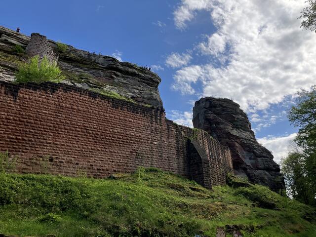 Burg und kleiner Felsen rechts | Foto: B. Bender