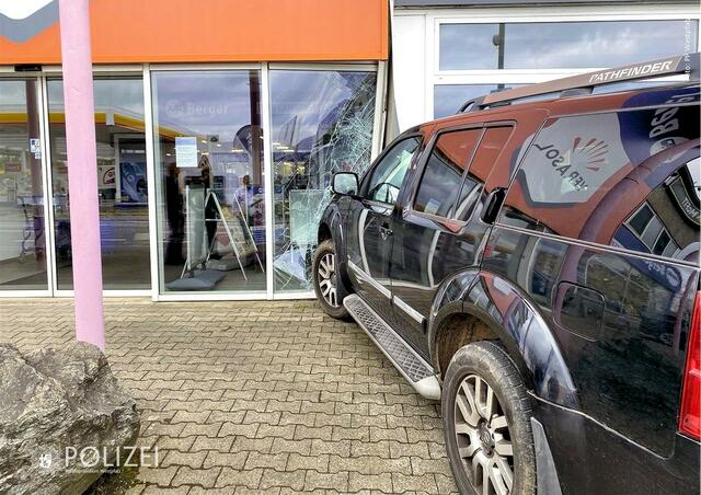 Der Nissan Pathfinder krachte gegen die Schaufensterscheibe eines Geschäfts | Foto: Polizei