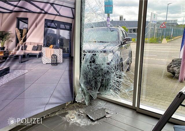 Nicht nur die Scheibe ging zu Bruch, auch an Boden und Decke des Gebäudes entstanden Schäden | Foto: Polizei