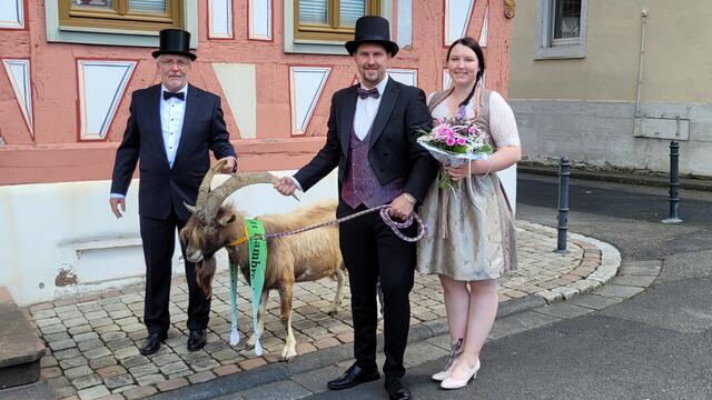 Bürgermeister Karl-Heinz Müller bei der Vorstellung des 621. Tributbocks. | Foto: Markus Pacher