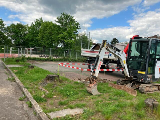 Wo einst Lehrer geparkt haben, entsteht ein dreistöckiger Anbau mit drei Klassenräumen
| Foto: Cynthia Schröer