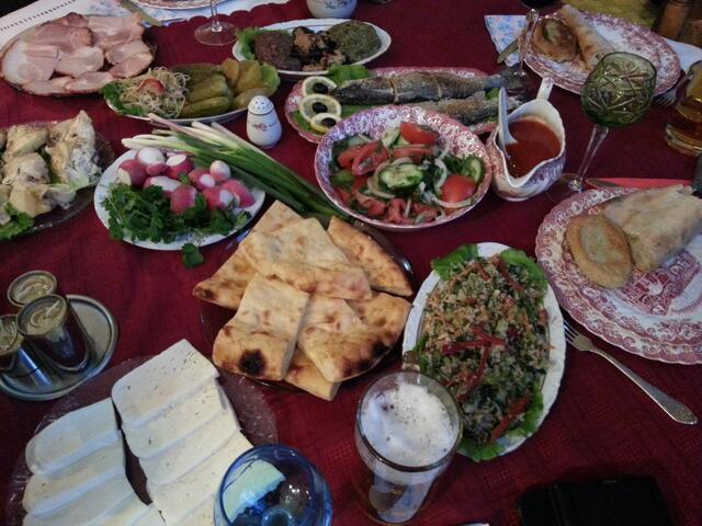 Reich gedeckter Tisch bei einer privaten Einladung | Foto: © www.jowapress.de