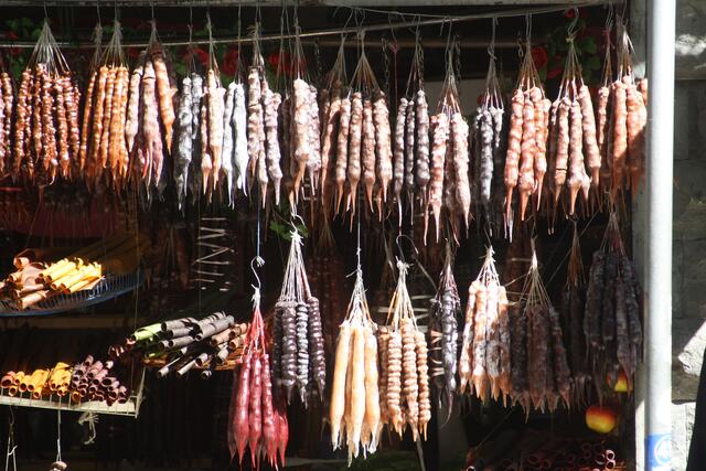 Delikatesse am Straßenrand: „Tschurtschchela“, Nüsse, die auf einer Schnur aufgefädelt und dann in eingedickten Traubensaft getunkt werden | Foto: © www.jowapress.de