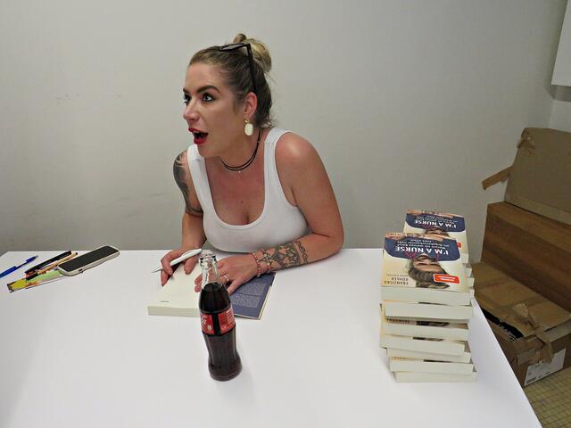 Autorin Franziska Böhler mit ihrem Buch „I’m a Nurse“ | Foto: Brigitte Melder