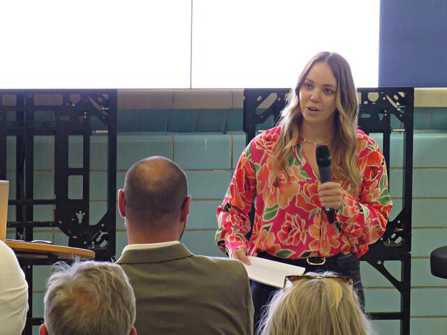Celine Schmitt als zweite Referentin | Foto: Brigitte Melder
