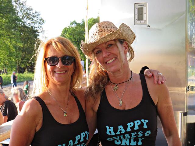 Die beiden Cocktail-Mixerinnen vom Strandschiff | Foto: Brigitte Melder