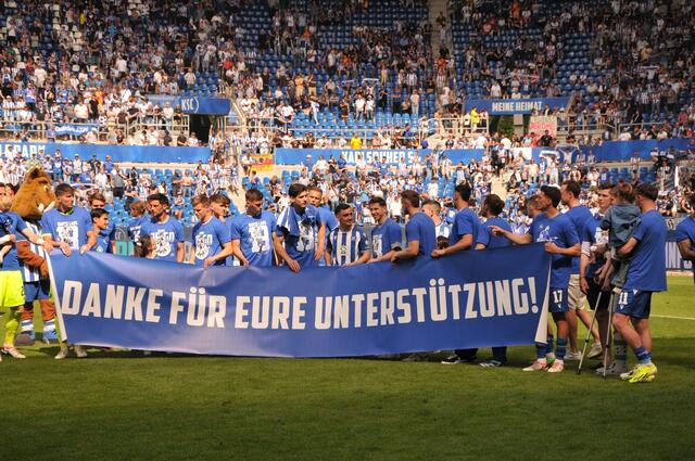Gemeinsames Dankeschön | Foto: abseits-ka/Anderer
