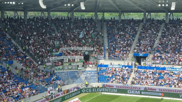 Beifall und Ehrung auch durch die Gästefans | Foto: abseits-ka/Anderer