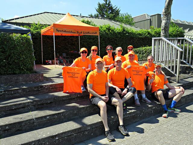 Sportabzeichen-Treff Schifferstadt - alle in leuchtendem Orange | Foto: Brigitte Melder
