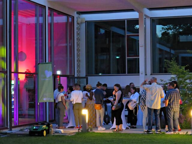 Wem es drinnen zu warm war ging nach draußen | Foto: Brigitte Melder