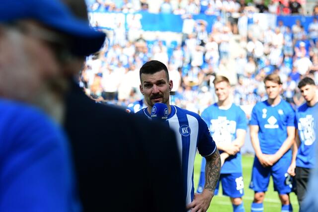Der Kapitän richtet Worte an Trainer und Zuschauer | Foto: abseits-ka/Anderer