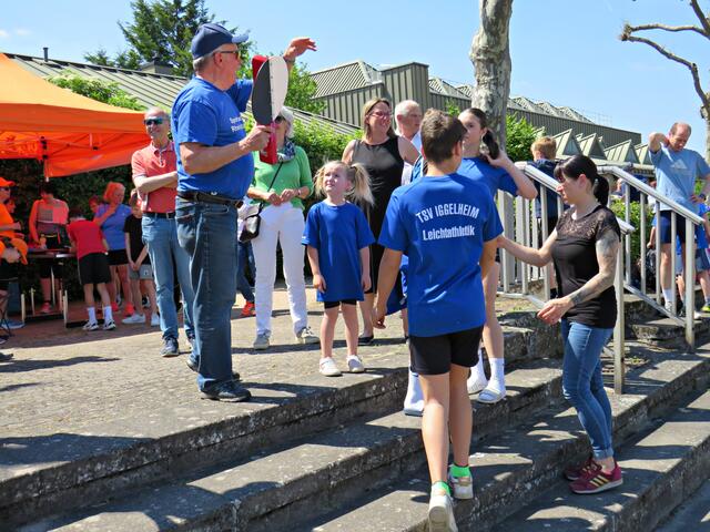 TSV Iggelheimer neben Herrn Koob | Foto: Brigitte Melder