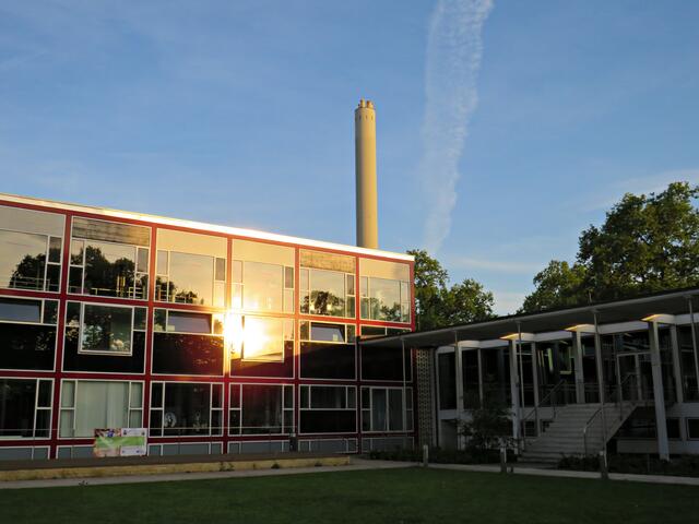 20 Uhr. Die Sonne spiegelt sich im Hallenbad Nord mit GML-Kamin | Foto: Brigitte Melder