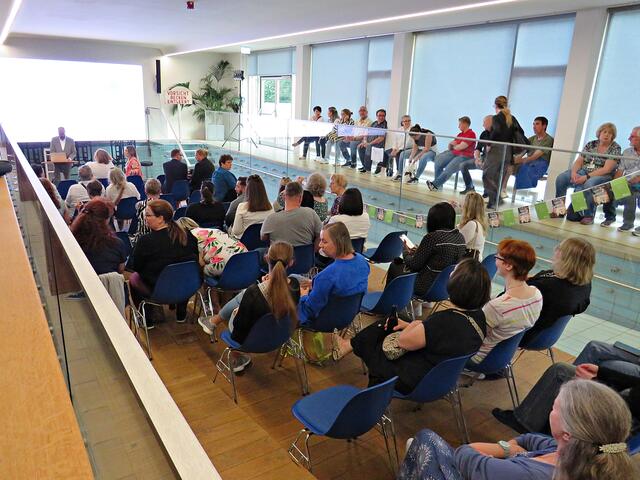 Im Freischwimmer bei den Vorträgen | Foto: Brigitte Melder