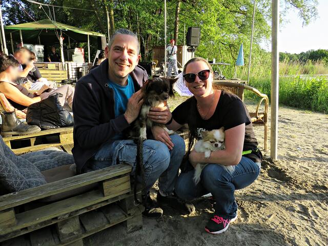 Mit ihren beiden Hunden lauschten sie der Musik | Foto: Brigitte Melder