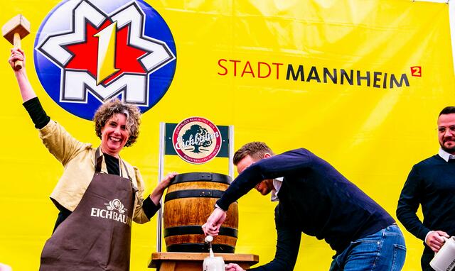 Prof. Dr. Diana Pretzell, Erste Bürgermeisterin, " Es ist angezapft"
 | Foto: Wolfgang Neuberth