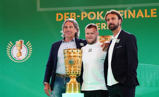 Botschafter des FCK für das DFB-Pokal-Finale Gerry Ehrmann, Kapitän Jean Zimmer und Geschäftsführer Thomas Hengen vertraten den FCK bei der offiziellen Pokalübergabe in Berlin | Foto: 1. FC Kaiserslautern