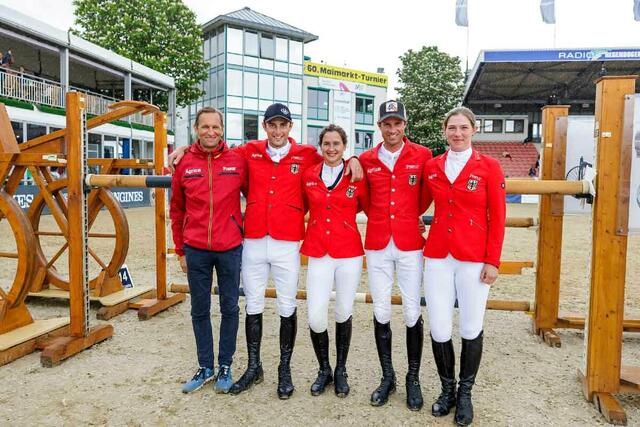 Zum 60. Geburtstag des Mannheimer Reitturniers gratulierte auch das deutsche Nationenpreis-Team (v.l.) mit Bundestrainer Marcus Döring, Richard Vogel, Katrin Eckermann, Christian Kukuk und Teike Carstensen. Die Mannschaft platzierte sich hinter den Niederländern auf Rang zwei.  | Foto: Foto: (c) Stefan Lafrentz