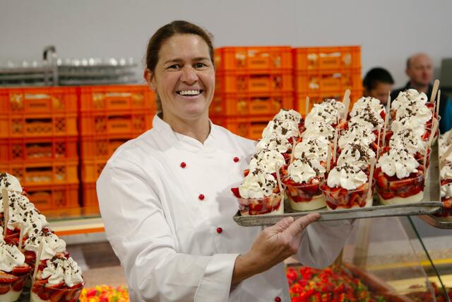 Frau Katrin Zorn und der Maimarktbecher   | Foto: Wolfgang Neuberth