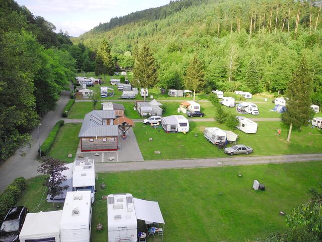 Das Campinggelände am Clausensee bietet großzügige Stellflächen und ein gepflegtes Gelände | Foto: Camping Clausensee