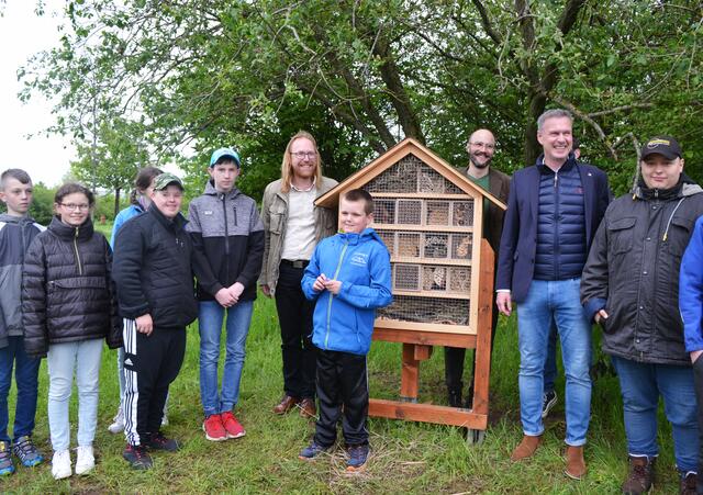 Gemeinsam wurde das neue Insektenhotel eingeweiht   | Foto: Frank Schäfer