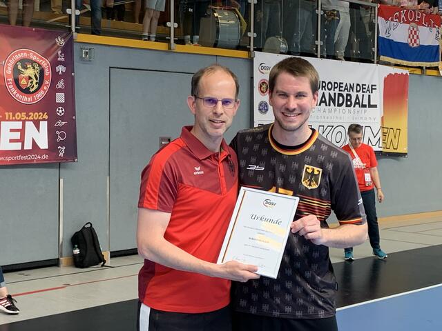 Sebastian Klein wird für sein 25. Länderspiel geehrt | Foto: Michael Sonnick