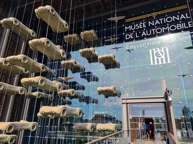 Automobilmuseum: Schon der Eingang mit den aufgehängten Autos ist beeindruckend. Hier wird die Geschichte des Automobils von 1878 bis heute anhand dargestellt.  | Foto: © www.jowapress.de