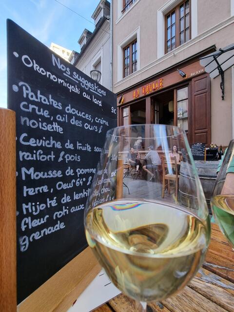 Auf den Spuren des Genusses in der Stadt unterwegs – natürlich mit einem elsässischen Riesling und typischen Speisen. | Foto: © www.jowapress.de