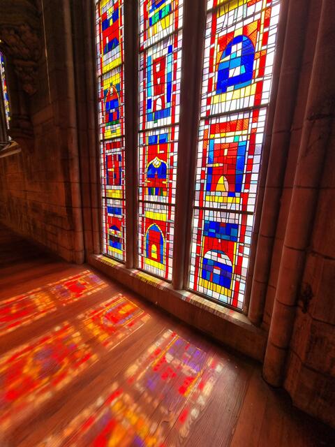 Sehenswerte Bleiglasfenster in der Kirche Temple Saint Etienne, teilweise aus dem 14. Jahrhundert | Foto: © www.jowapress.de
