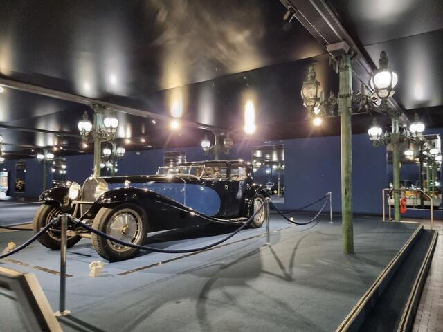 Im Bereich „Chefs-d’Oeuvre“ sind die prunkvollsten Autos versammelt, unter anderem auch zwei „Bugatti Royale“ des Typs 41. 12-Liter-Motor mit 300 PS, Gewicht von 3 Tonnen, quasi unbezahlbar. Es wurden nur sechs Exemplare gebaut, darunter das „Napoleon-Coupé“, das Ettore Bugatti gehörte. Die 600 Straßenlaternen im Museum sind übrigens identisch mit denen auf der Brücke Alexandre III in Paris, wurden auf Wunsch von Fritz Schlumpf errichtet. | Foto: © www.jowapress.de
