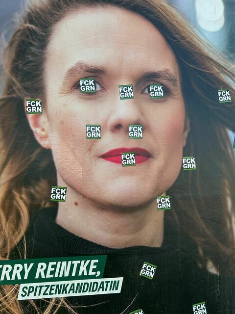 Mit Schmähaufklebern übersätes Wahlplakat | Foto: Joscha Lytwyn/Die Grünen - gratis