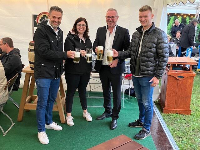 Auch der verspätete Bürgermeister kam in den Genuss eines "Freibiers" | Foto: Stadt Germersheim