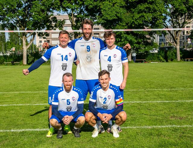 Aufstellung TV 1880 Käfertal
Steffen Kowalik -	Nick Trinemeier- 	Torben Winterbach 
	Moritz Kiefer- Felix Klassen 

auf dem Bild fehlt Marcel Stoklasa


 		
id 	Spieler:in 	Alter 	Geschl. 	DTB 	F.DE 	Festsp. 	Einsatz 	Bank 	abwesend 	
6128 	Felix Klassen 									
6127 	Moritz Kiefer 									
6147 	Marcel Stoklasa 									
953 								
16175 								
18015 	 | Foto: Wolfgang Neuberth