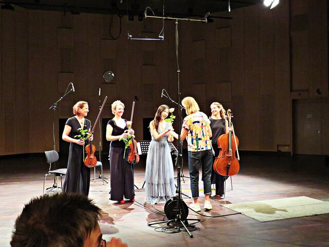 Überreichung der Rosen für die Damen | Foto: Brigitte Melder