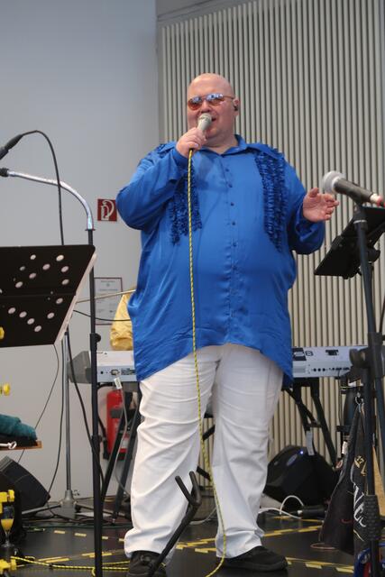 Gesang: Barry Neuner | Foto: Eva Heyder