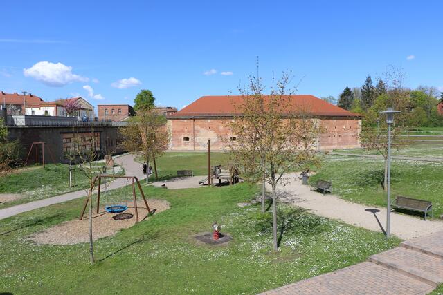 Richtung Grabenwehrgebäude soll der bestehende Spielplatz im Festungspark Fronte Lamotte mit inklusiven Spielgeräten erweitert werden | Foto: Heike Schwitalla
