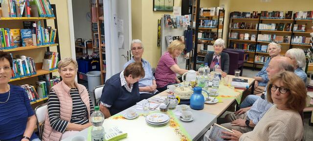 Kaffee mit Buch in der Stadtteilbibliothek Friedrichsfeld | Foto: Kristin Hätterich 