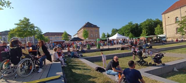 Lecker Essen, was zu trinken, Sonnenschein - nach der Arbeit einfach mal gepflegt chillen. perfektes Wetter für den Germersheimer Feierabendmarkt | Foto: Heike Schwitalla