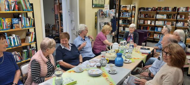 Kaffee mit Buch in der Stadtteilbibliothek Mannheim-Friedrichsfeld | Foto: Kristin Hätterich 