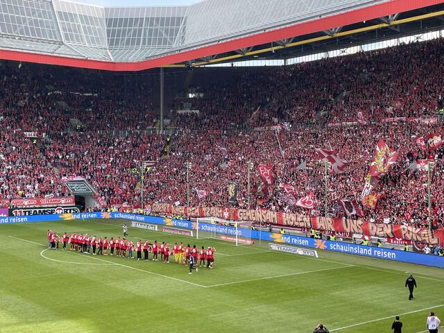 Die Mannschaft feierte mit den roten Mottoshirts mit den Fans in der Kurve den letzten Saisonsieg | Foto: Katharina Schmitt