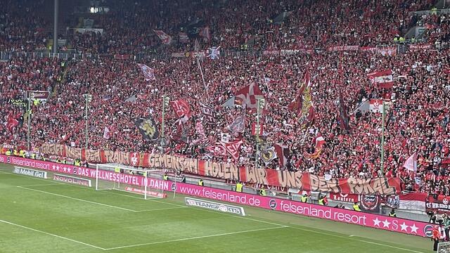 Am Samstag ist das Pokalfinale, die Spannung steigt: "Greift nach dem Traum - Gemeinsam holen wir uns den Pokal" stand auf dem Spruchband der FCK-Fans in der Westkurve am letzten Spieltag | Foto: Katharina Schmitt