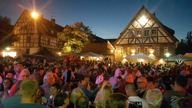 Feiern am Heimatabend vor der mächtigen Abteikirche | Foto: Harald Forsch