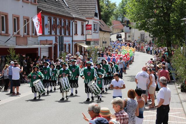 Schulklassen beim Festumzug | Foto: Rolf Stein