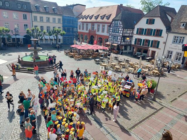 OB Marc Weigel unterhielt sich gut gelaunt mit den jungen Kreativen. | Foto: Stadt Neustadt