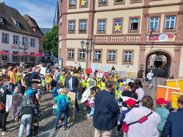 OB Marc Weigel unterhielt sich gut gelaunt mit den jungen Kreativen. | Foto: Stadt Neustadt