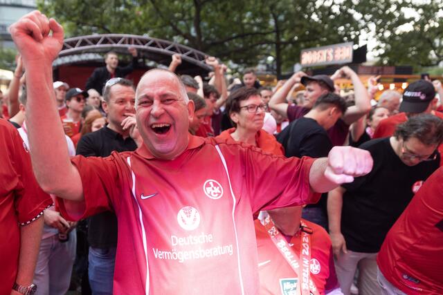 Der FCK im DFB-Pokal-Endspiel: Ausgelassene Stimmung schon am Vortag auf der Fanmeile auf dem Breitscheidplatz an der Berliner Gedächtniskirche | Foto: Jens Vollmer