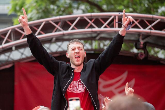 Der FCK im DFB-Pokal-Endspiel: Ausgelassene Stimmung schon am Vortag auf der Fanmeile auf dem Breitscheidplatz an der Berliner Gedächtniskirche | Foto: Jens Vollmer