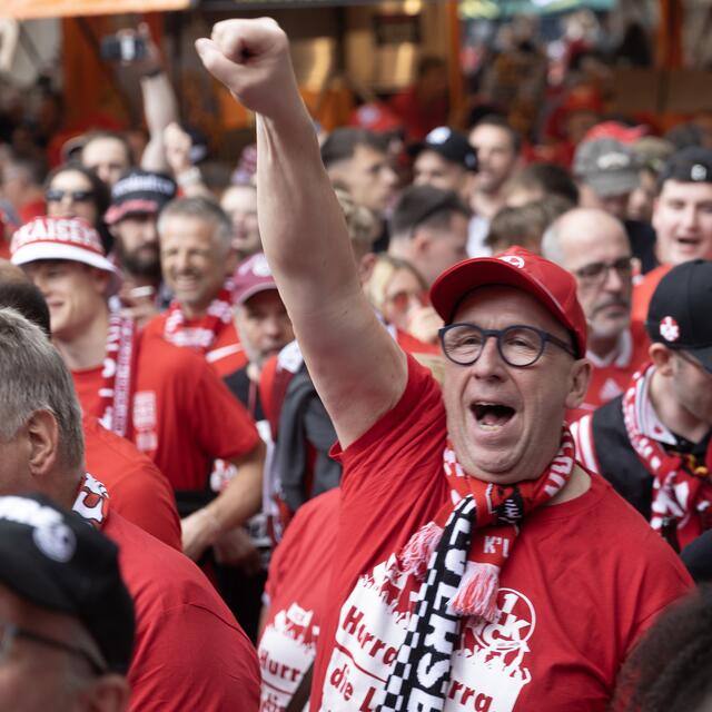 Der FCK im DFB-Pokal-Endspiel: Ausgelassene Stimmung schon am Vortag auf der Fanmeile auf dem Breitscheidplatz an der Berliner Gedächtniskirche | Foto: Jens Vollmer