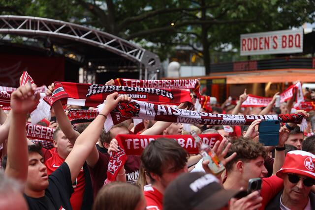 Der FCK im DFB-Pokal-Endspiel: Ausgelassene Stimmung schon am Vortag auf der Fanmeile auf dem Breitscheidplatz an der Berliner Gedächtniskirche | Foto: Jens Vollmer