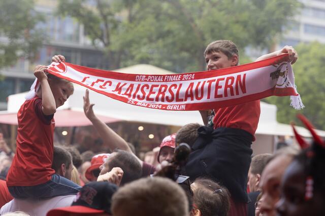 Der FCK im DFB-Pokal-Endspiel: Ausgelassene Stimmung schon am Vortag auf der Fanmeile auf dem Breitscheidplatz an der Berliner Gedächtniskirche | Foto: Jens Vollmer